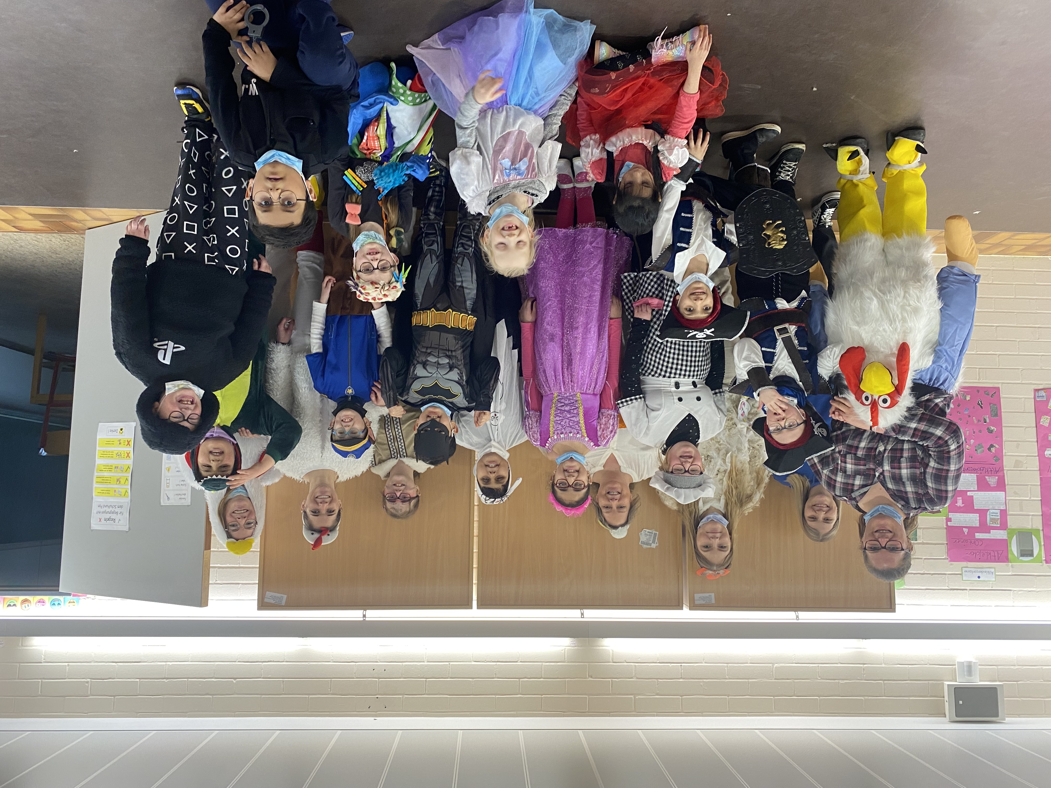 Sch%C3%BCler,%20Lehrer,%20Praktikanten%20der%20Grundschule%20-%20Gruppenfoto Sch%C3%BCler,%20Lehrer,%20Praktikanten%20der%20Grundschule%20-%20Gruppenfoto